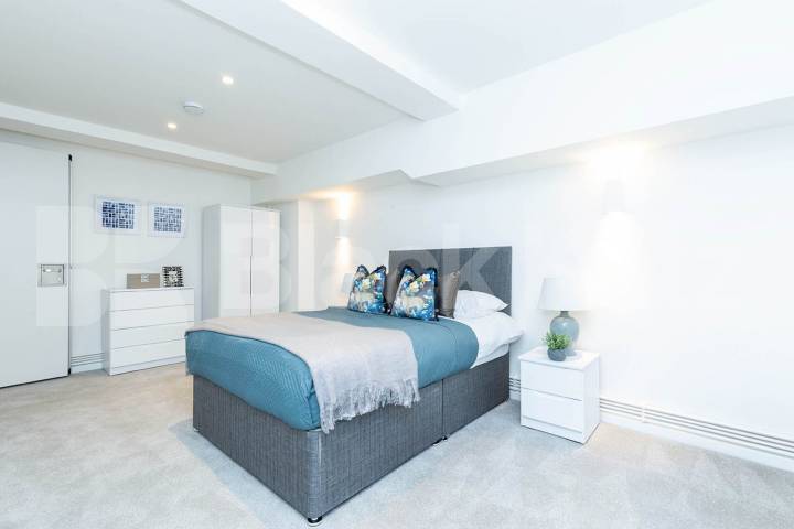 spacious 1 bedroom warehouse conversion with bi folding partition wall Tyssen Street - Springfield House, Dalston